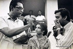 Satyajit Ray directing Soumita Chatterjee and Sharmila Tagore, days and nights in the forest 1969