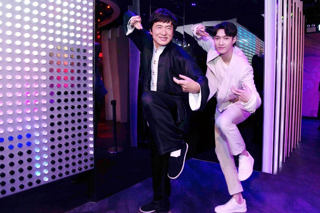 ১৩. তাঁর মূর্তি আছে “মোম” আর “স্মার্টফোন” দুই জায়গাতেই!লন্ডনের মাদাম তুসোর মিউজিয়ামে তো জ্যাকির মোমের মূর্তি আছে—এটা তো জানা কথা। কিন্তু জানেন কি, হংকং-এ তাঁর নামে রয়েছে একটা মোবাইল অ্যাপও, যেখানে তাঁর প্রতিদিনের কাজকর্ম, মেডিটেশন, গান, এমনকি রান্নার ভিডিও পর্যন্ত দেখা যায়? তাঁর ভক্তদের জন্য এটি যেন এক ডিজিটাল জ্যাকি!