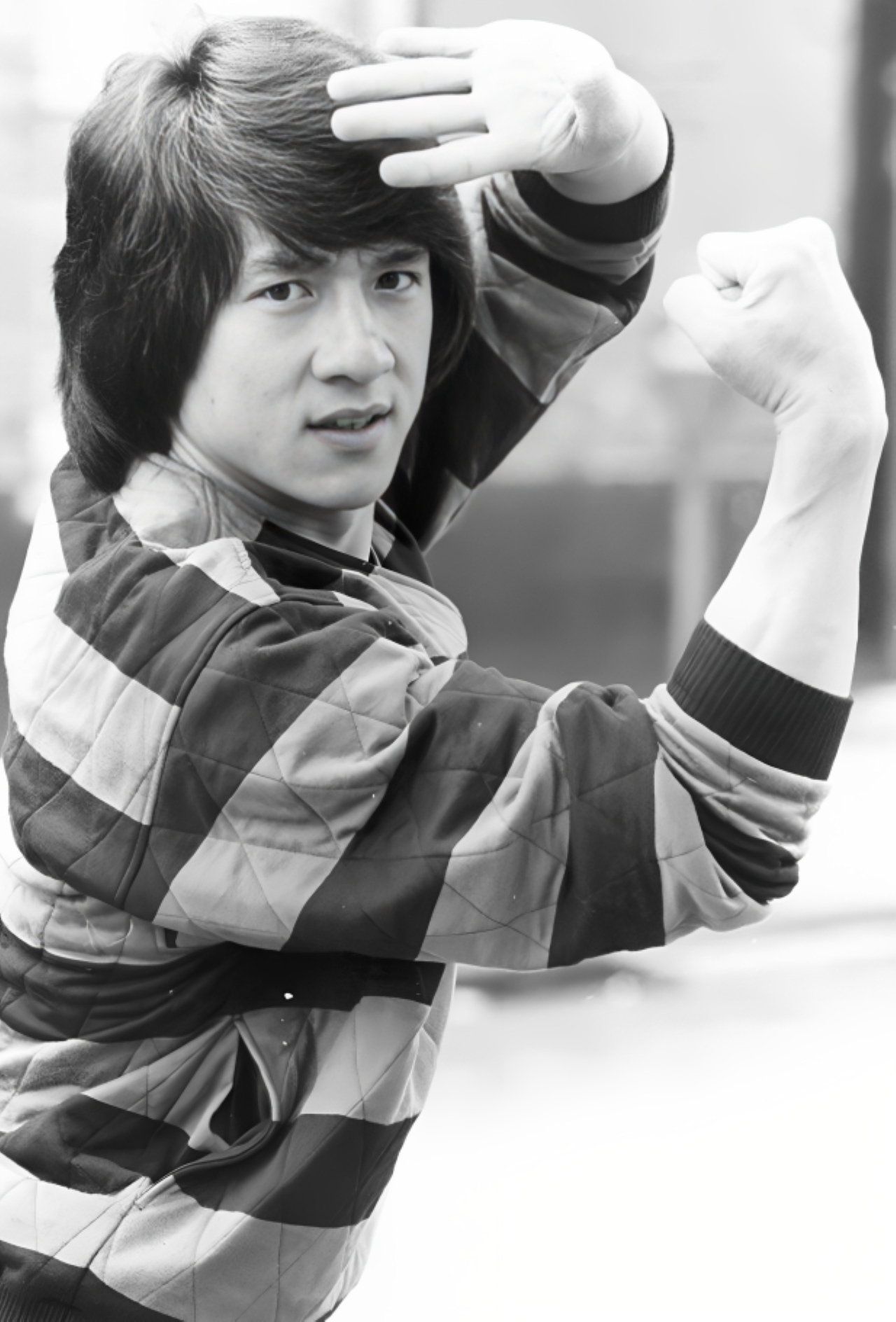 ১৪. তাঁর কুকুরের নাম “JJ”—যার নিজের পাসপোর্ট আছে!জ্যাকি চ্যান তাঁর পোষা কুকুর ‘JJ’-কে এতটাই ভালোবাসেন যে তার জন্য আলাদা পাসপোর্ট, আইডি কার্ড, এমনকি একটা ছোট সুটকেসও আছে! তিনি বলেন, “আমি যখন দেশের বাইরে যাই, আমার ডানহাতের মতো পাশে থাকে JJ।”