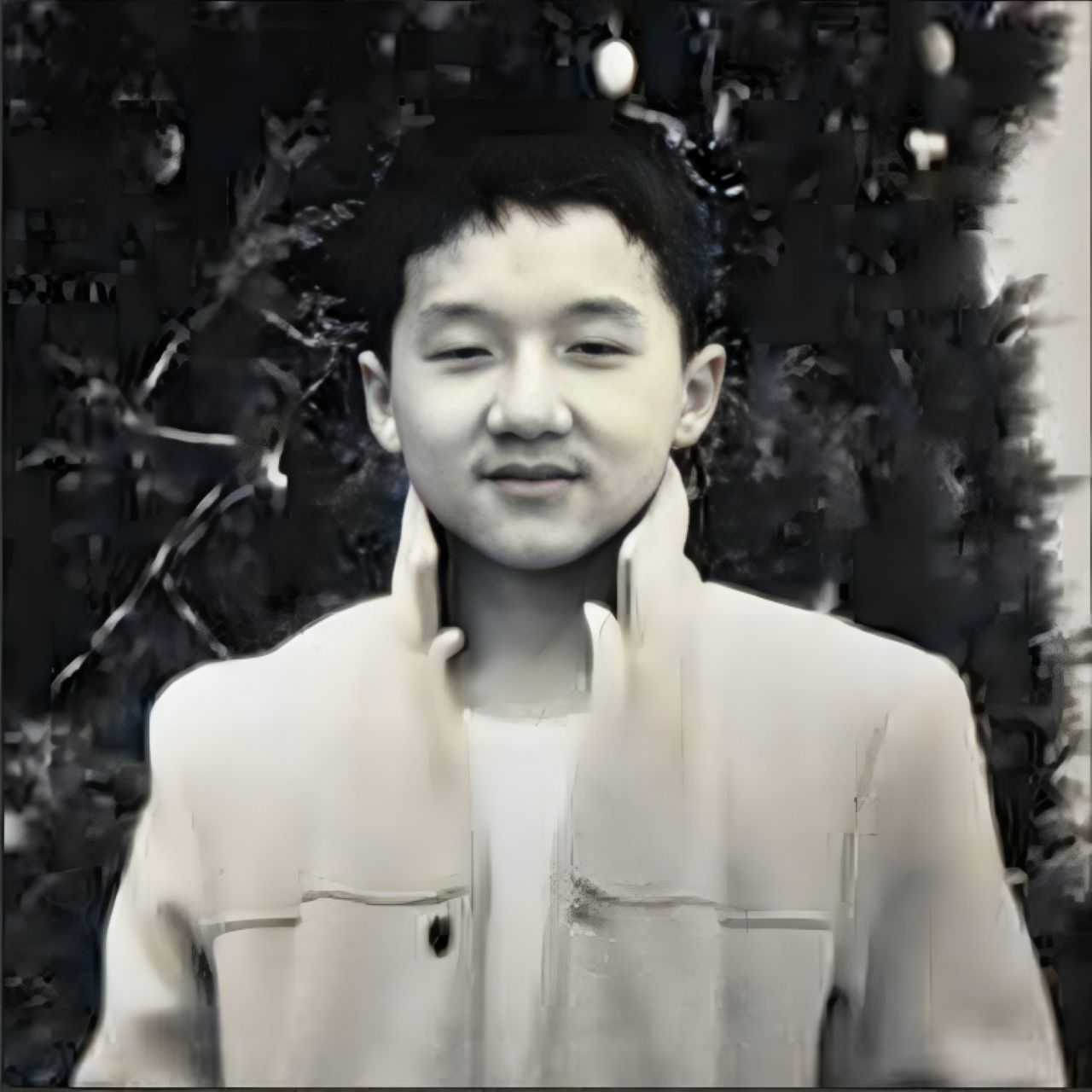  ২. স্কুলে একবার পড়াশোনার বদলে… মার্শাল আর্টে সোজা ঘুষি!ছোটবেলাতে জ্যাকি চ্যান খুব ভালো ছাত্র ছিলেন না। তিনি ছিলেন “চায়নিজ অপেরা রিসার্চ ইনস্টিটিউট”-এ, যেখানে শিখানো হতো গান, নাচ, অ্যাক্রোবেটিকস আর মার্শাল আর্ট। ক্লাসে অন্য ছাত্ররা পড়াশোনা করলেও জ্যাকি ব্যস্ত থাকতেন ব্যাকফ্লিপ আর ঘুষির চর্চায়! শিক্ষকরা নালিশ করতেন, কিন্তু যখন দেখতেন তাঁর ফ্লিপগুলো কতো নিখুঁত, তখন রাগ করতেও পারতেন না!